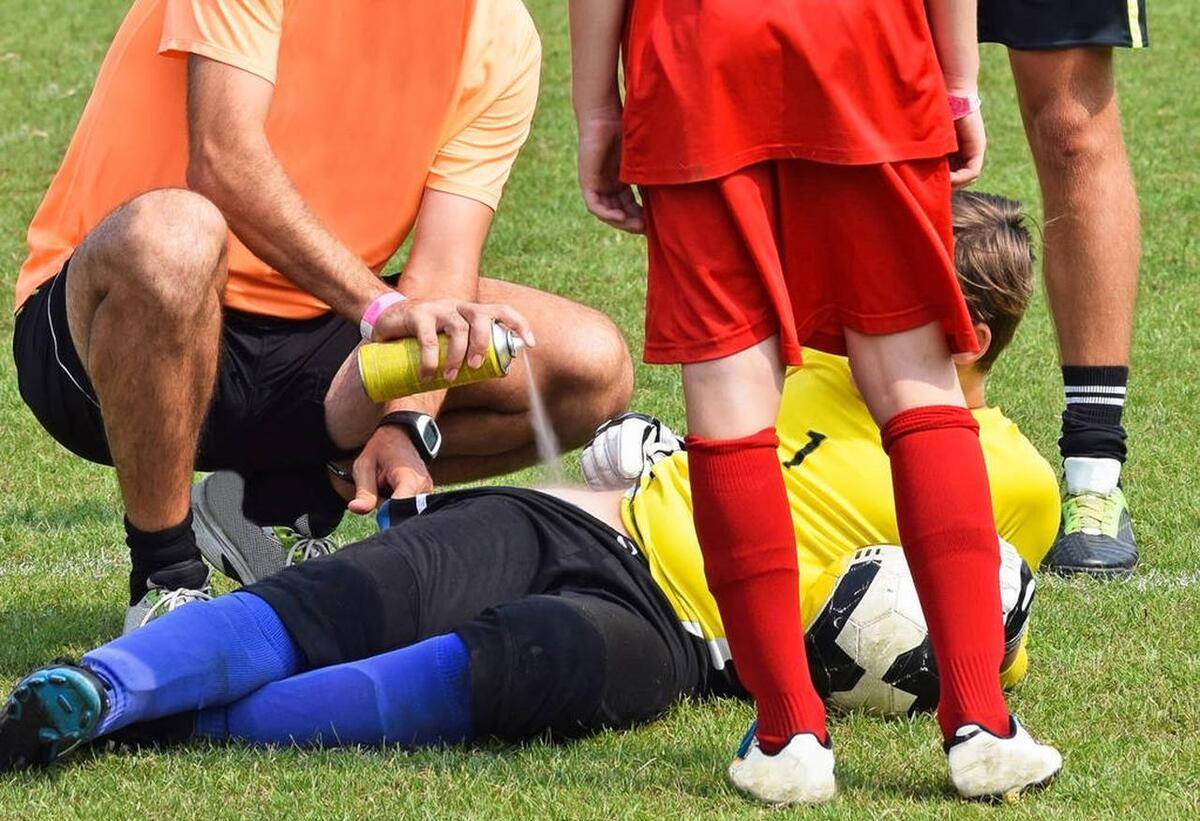 "踢不到球就踢人"这是有多大仇?足球友谊赛现不和谐"插曲"!_小球员_恒