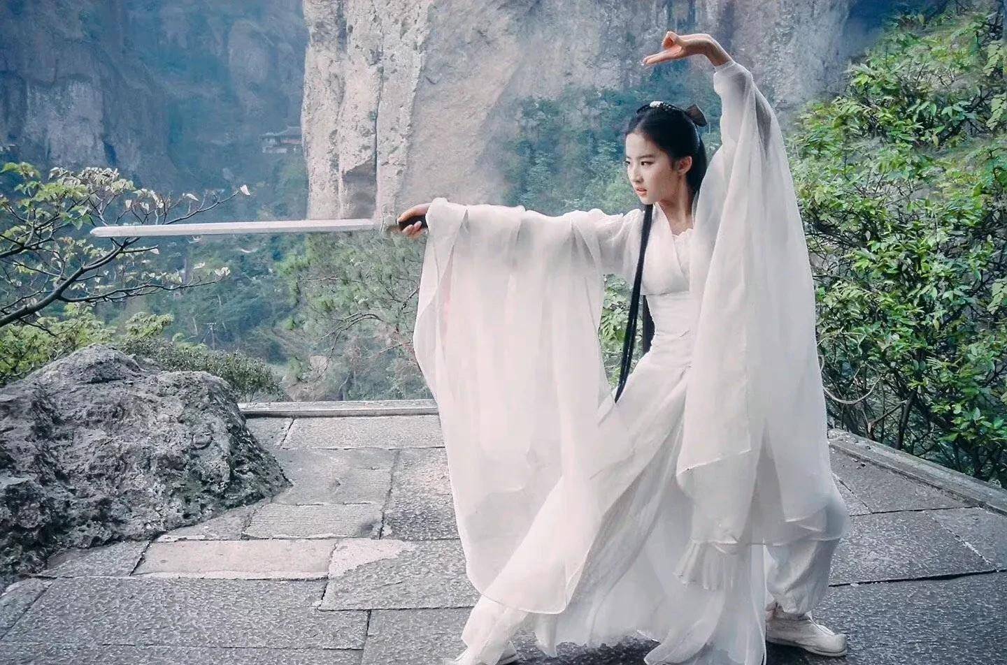 古装女神:刘亦菲与唐嫣,相比之下,谁更胜一筹_电视剧_服装_仙剑奇侠传