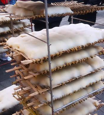 原创帅小伙街边卖长毛的豆腐1元2块老人排队抢着买真不多见