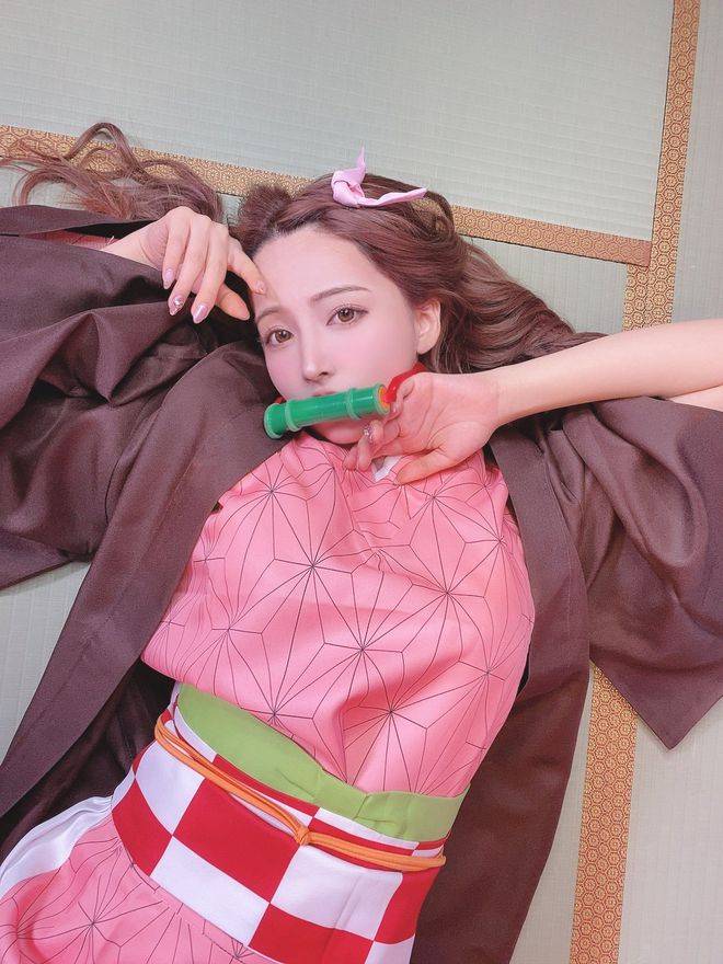 原创日本女星玩cos三上悠亚cos祢豆子可爱明日花绮罗cos小紫还原