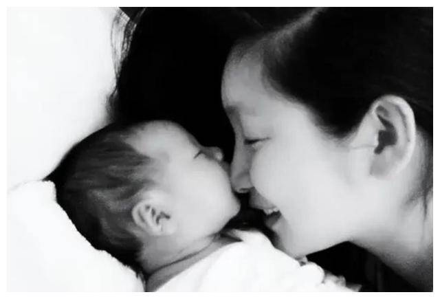 秦海璐37岁高龄生巨婴,孝心胜于亲生母,孩子命运如何?