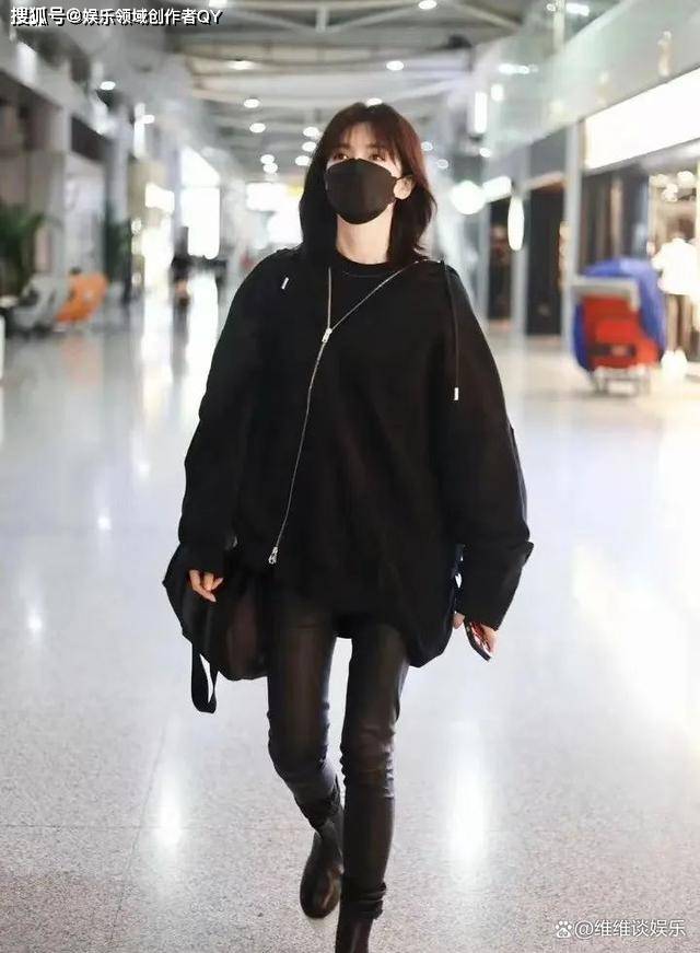 一,浅卡其色风衣 棕色阔腿长裤江疏影身着的浅卡其色风衣搭配棕色阔腿