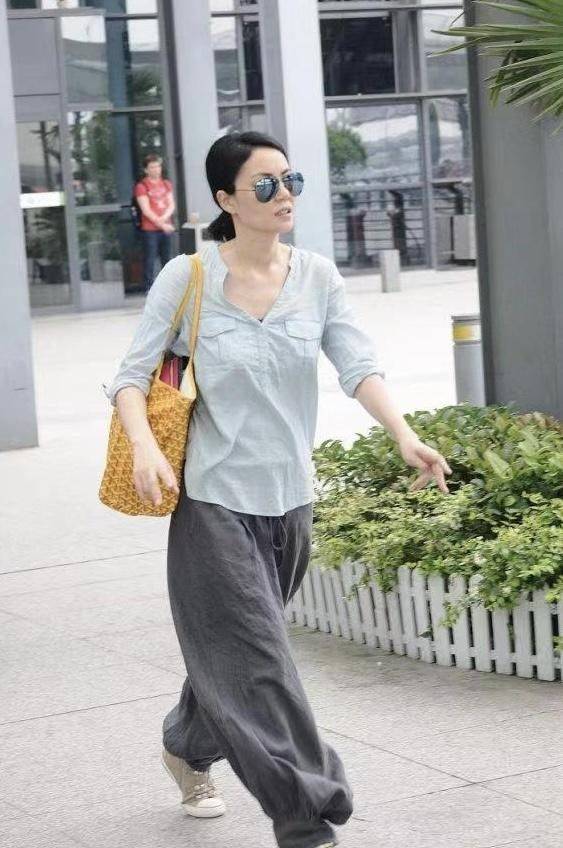 54岁王菲气场无敌了穿得越佛系越高级一身黑打扮时髦又洋气