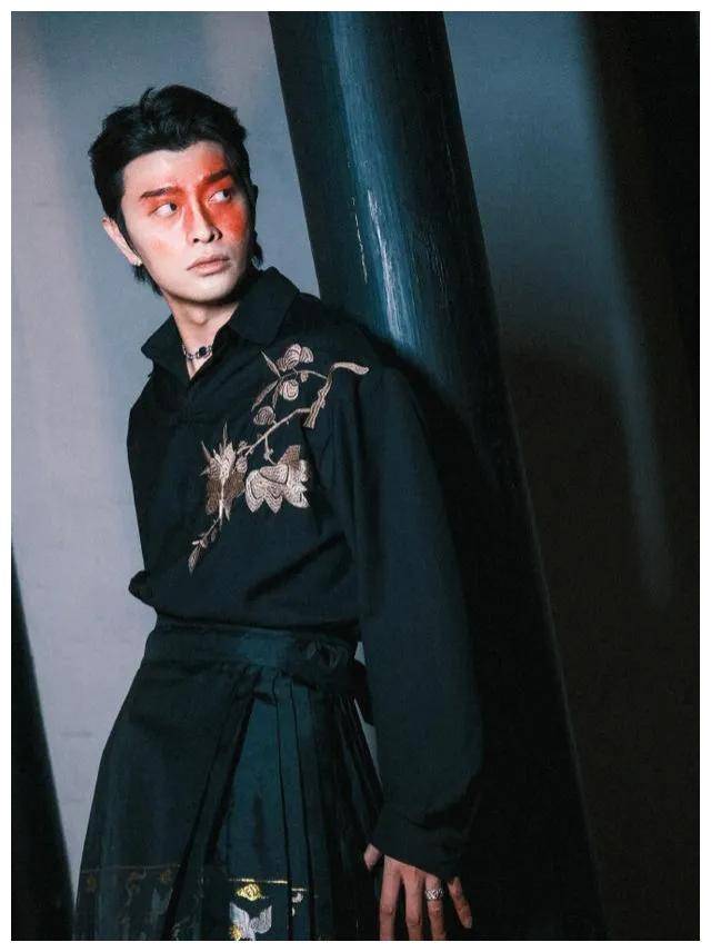 满舒克,其实本名满文军,是个内地音乐人,今年34岁.
