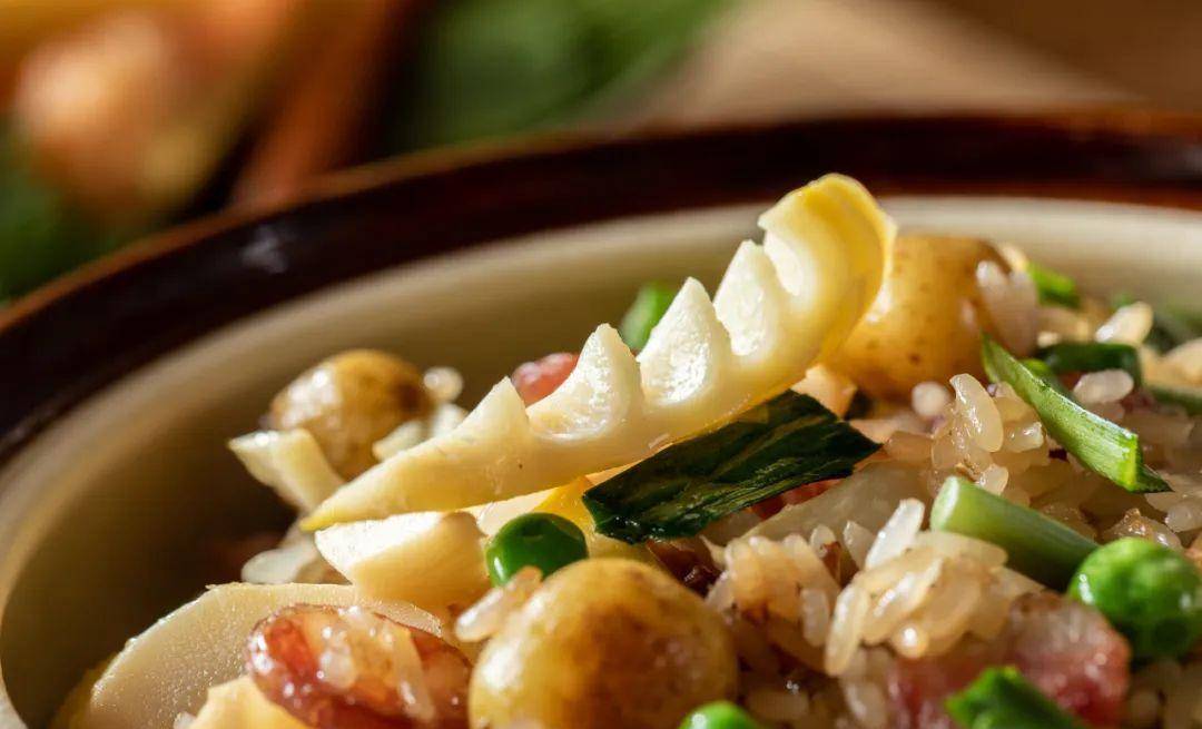 电饭煲一焖鲜甜脆,还想再吃100次!_春笋_腊肠_土豆