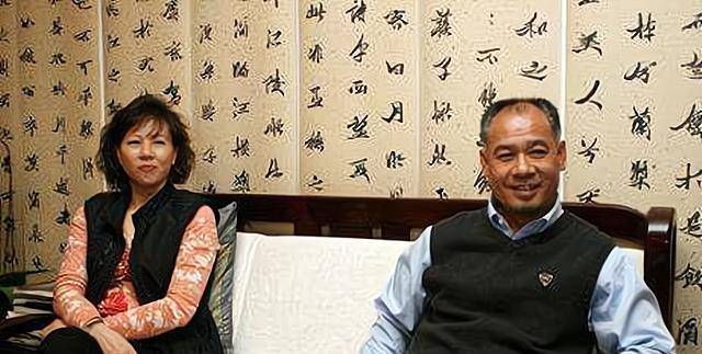 原创57岁李宁当年体操王子已身价百亿头发脱落妻子依旧貌美如花