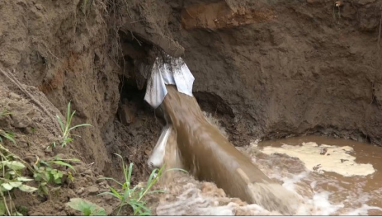 管涌是指地下水位上升超过地面,从地面或建筑物中涌出的现象.