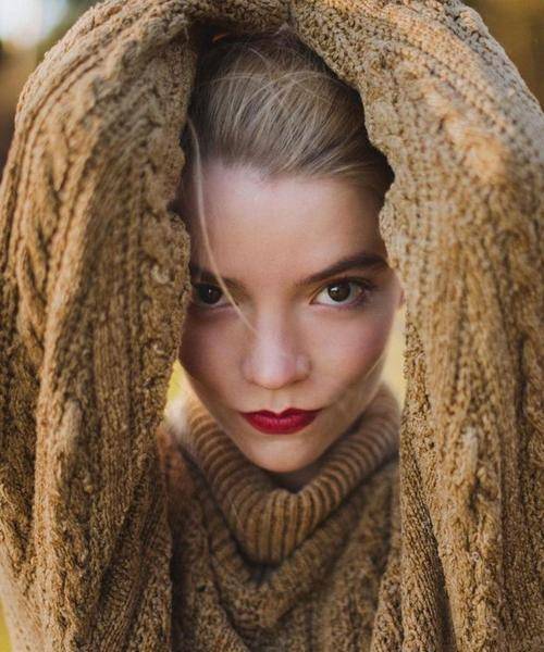 遛狗被星探相中,一部剧火遍全球,美如天仙却自认长得奇怪_安雅·泰勒