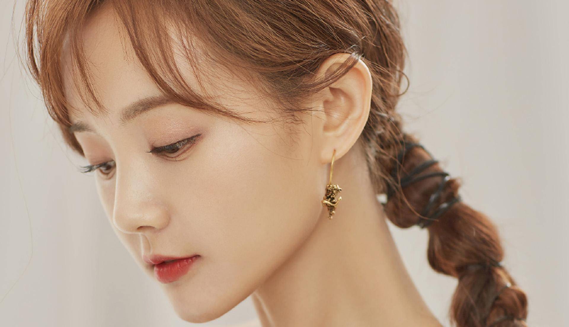 原创李一桐堪比翁美玲版的黄蓉灵动的双眸亮白的直腿时尚写真太美了