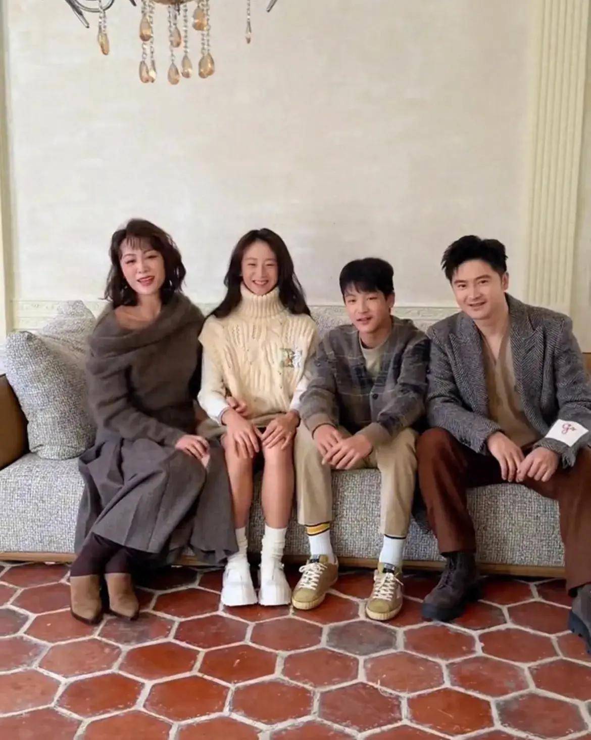 原创田亮叶一茜拍全家福画面温馨颜值养眼12岁小亮仔跟森碟一样高