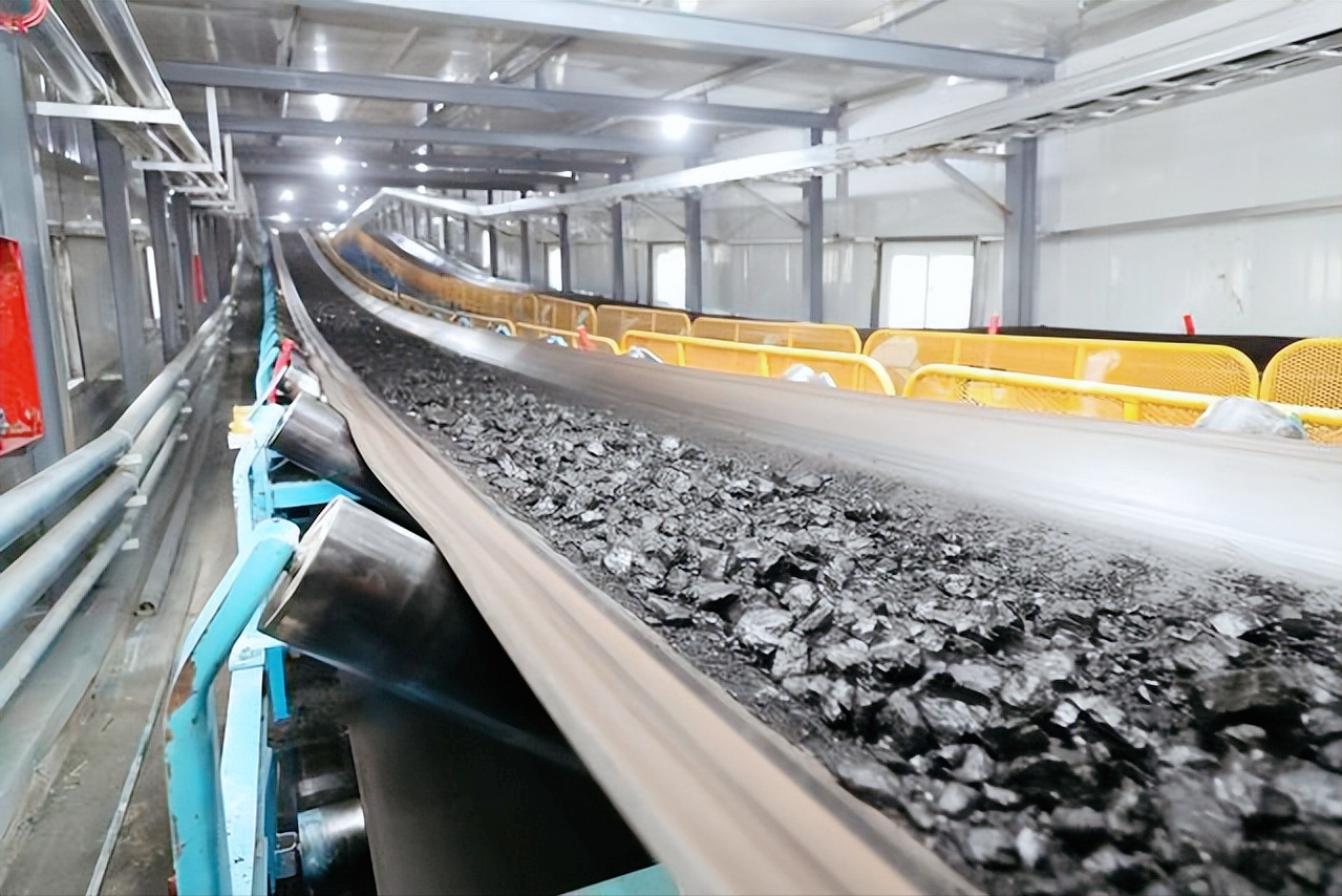 除了兵器制造厂,钢铁企业和化工工厂外,洛阳还有许多其他类型的工厂和