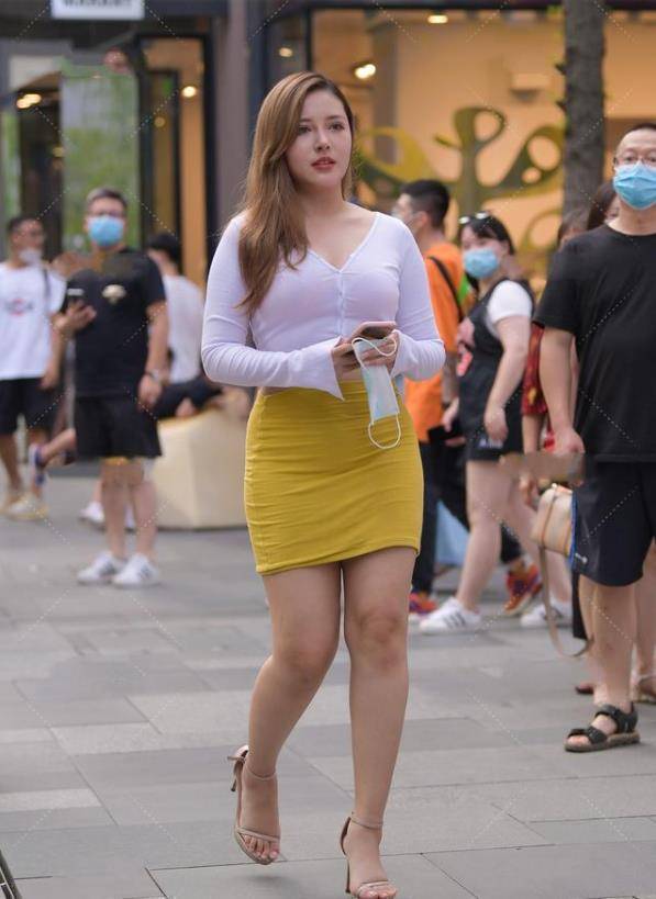 清透短衫搭配明黄色短裙,活泼阳光,时尚时尚的为微胖女生穿搭