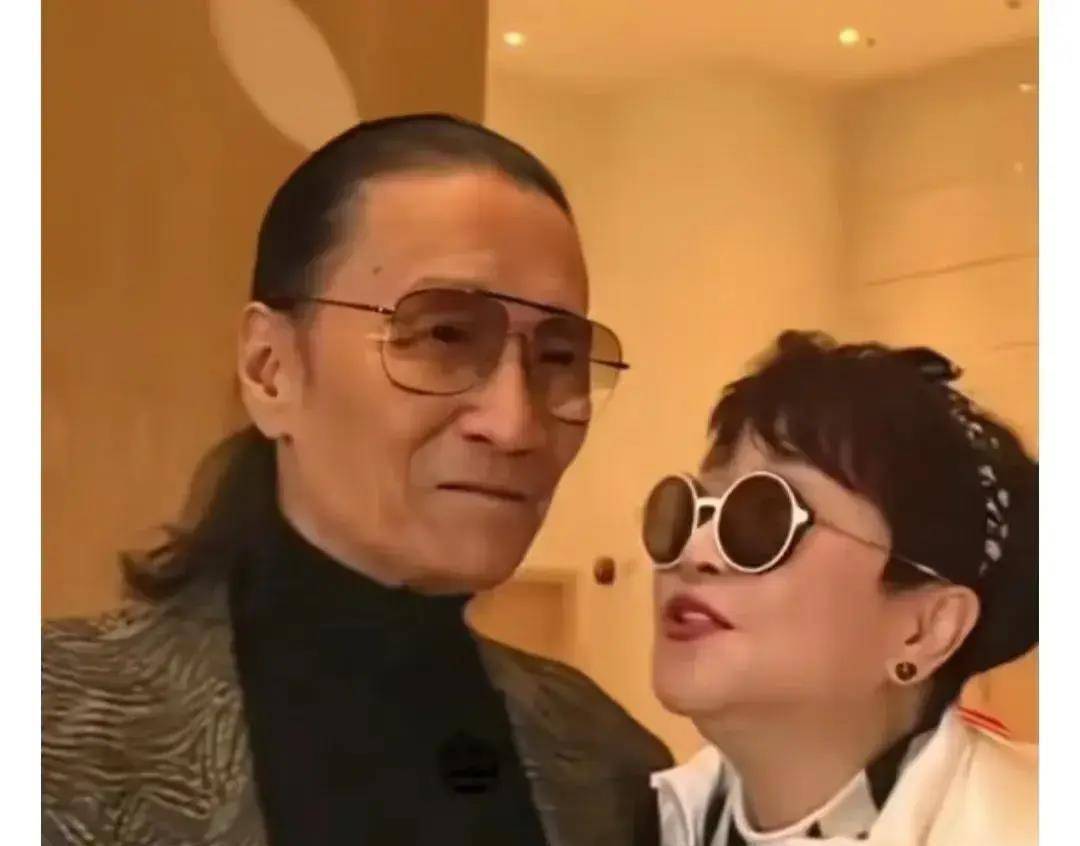 谢霆锋现身澳门,素颜编发越来越像老爸谢贤,提起王菲一脸笑意_运动