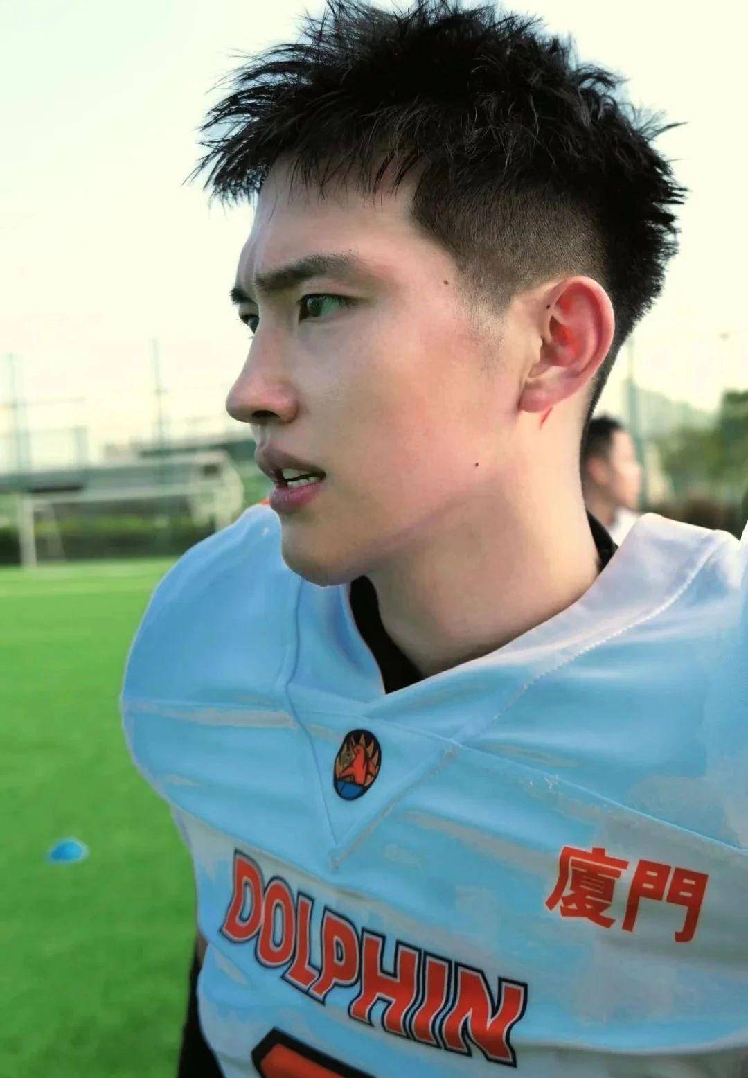 阳光大男孩魅力燃爆!橄榄球肌肉猛男的荷尔蒙狂潮_气质_好身材_运动健