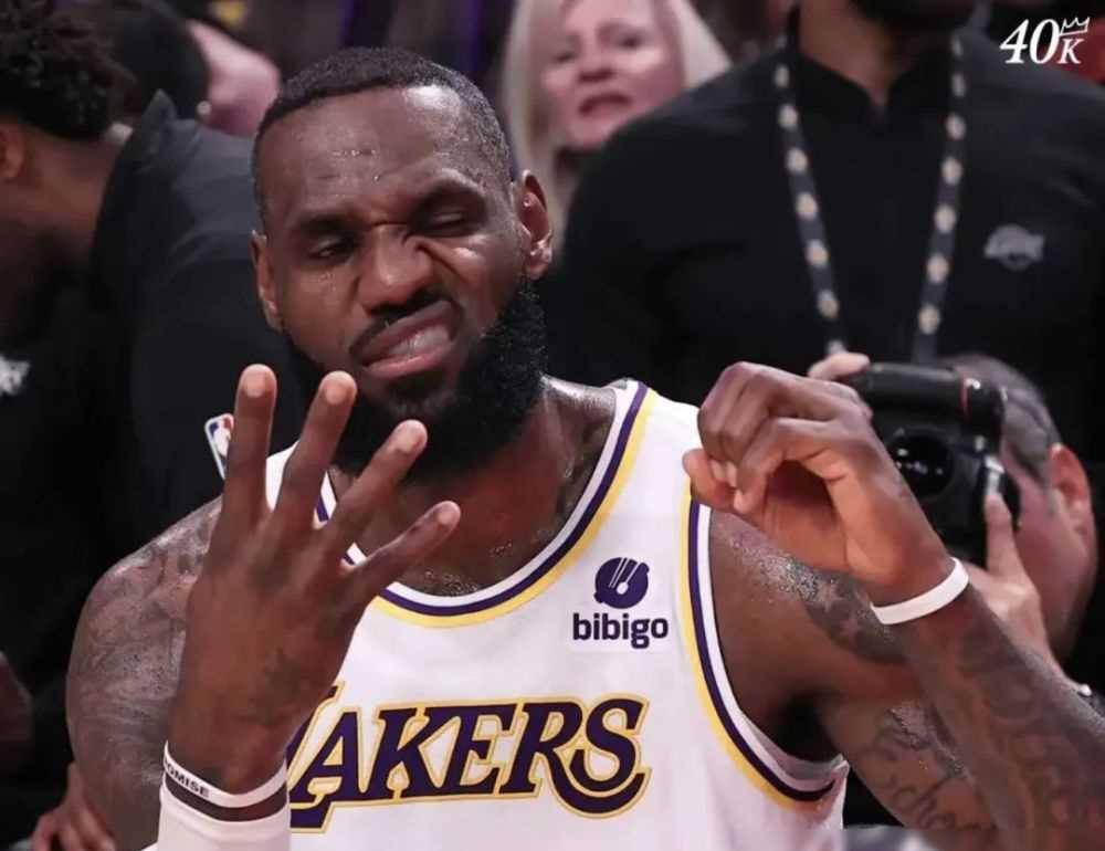 "爸爸,你是最棒的!"小詹姆斯跑过去,紧紧地抱住了詹姆斯.