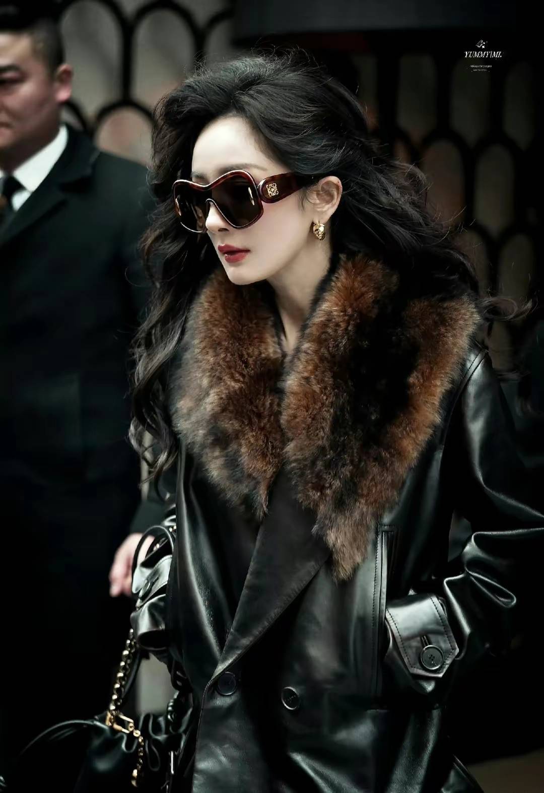原创杨幂巴黎时装周身着毛领皮大衣大卷发配墨镜又美又飒的女王