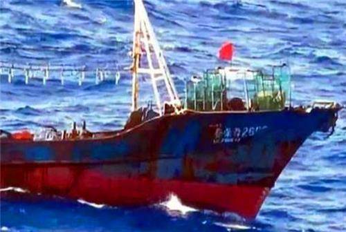 原创鲁荣渔2682号惨案真实版大逃杀33人出海作业22人被喂了鲨鱼