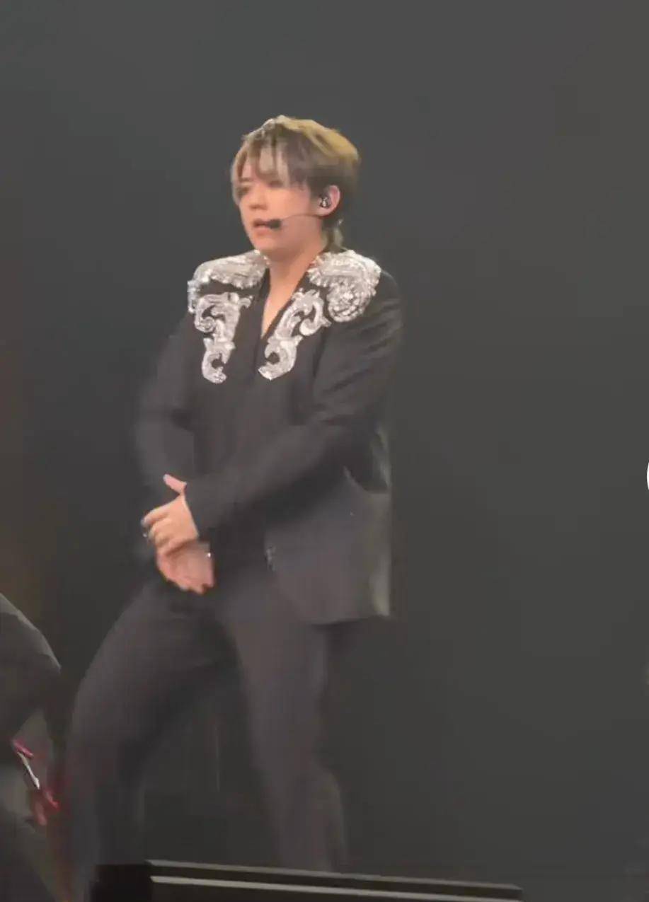 香港顶流姜涛热舞遭网友吐槽,看起来没什么特别,很普通一胖子