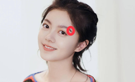 眉头,眉尾,眉中的痣都有不同的寓意,例如眉头有痣的女性喜静不喜闹,有