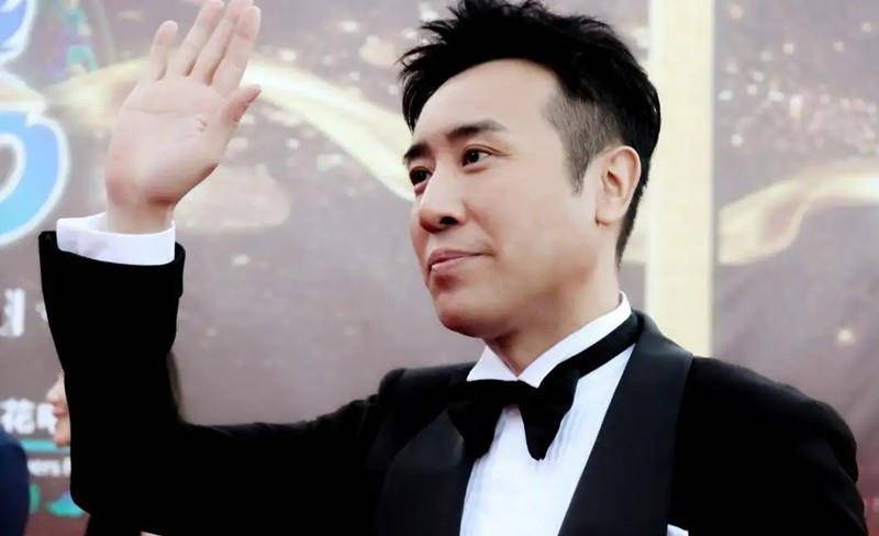 原创于和伟吃大姐母乳长大五姐供他读大学他成名后给姐姐们买房