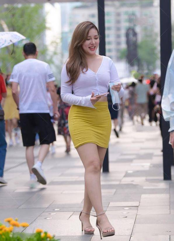 原创清透短衫搭配明黄色短裙活泼阳光时尚时尚的为微胖女生穿搭