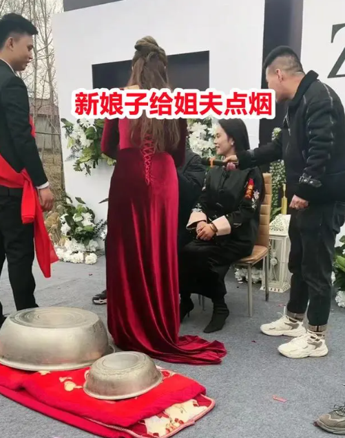 弟弟结婚,姐姐姐夫台上互相挖坑场面搞笑,新娘子甜美可人很配合_婚礼