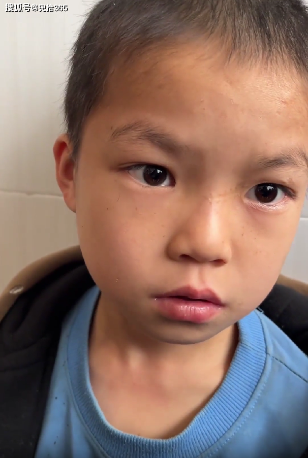 原创广西农村小孩哥火了抓蛇带到学校当宠物结局出乎大家意料