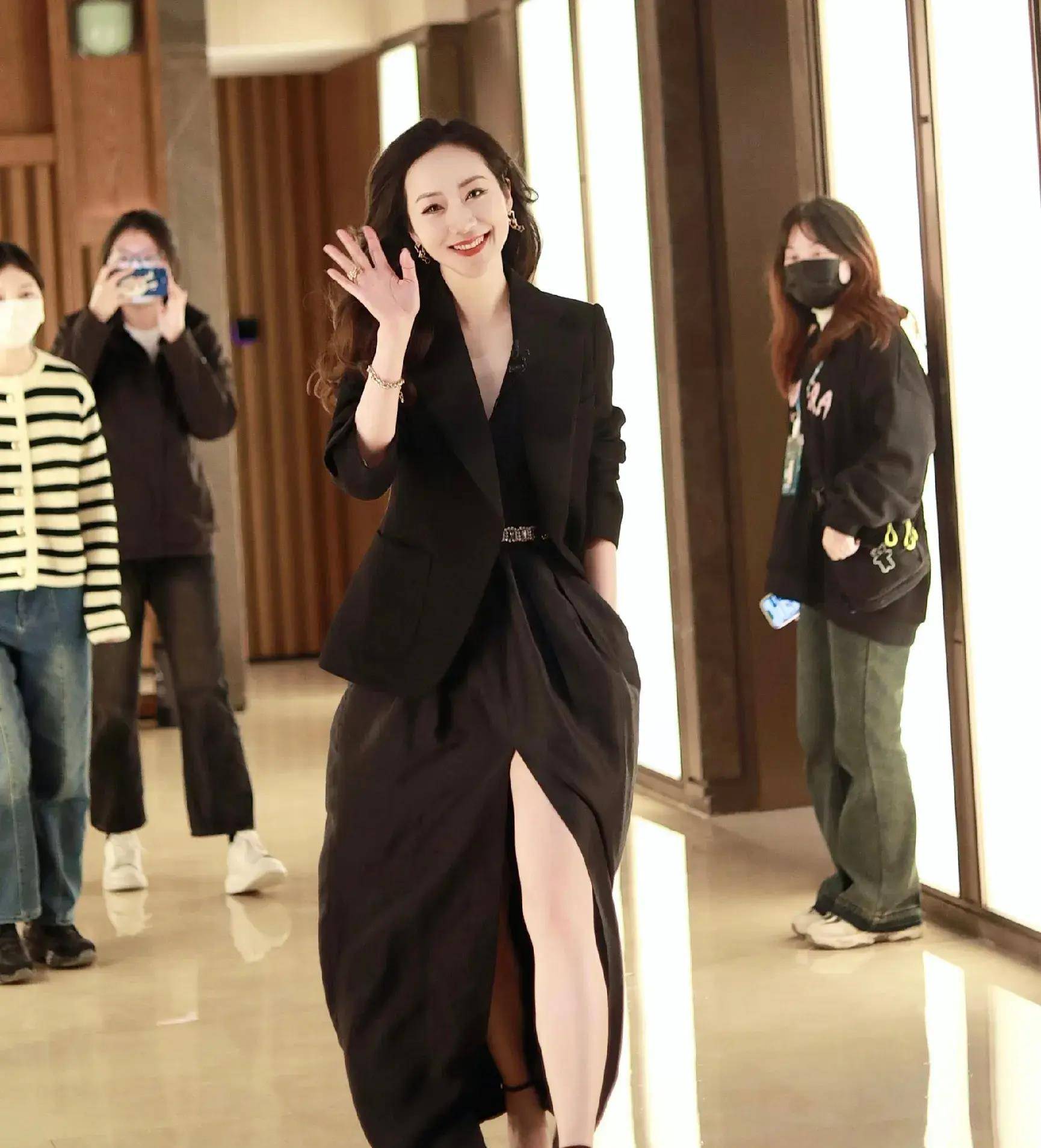 我相信,不少观众应该也听过一首老歌想起》,原唱正是韩雪,而且她音乐