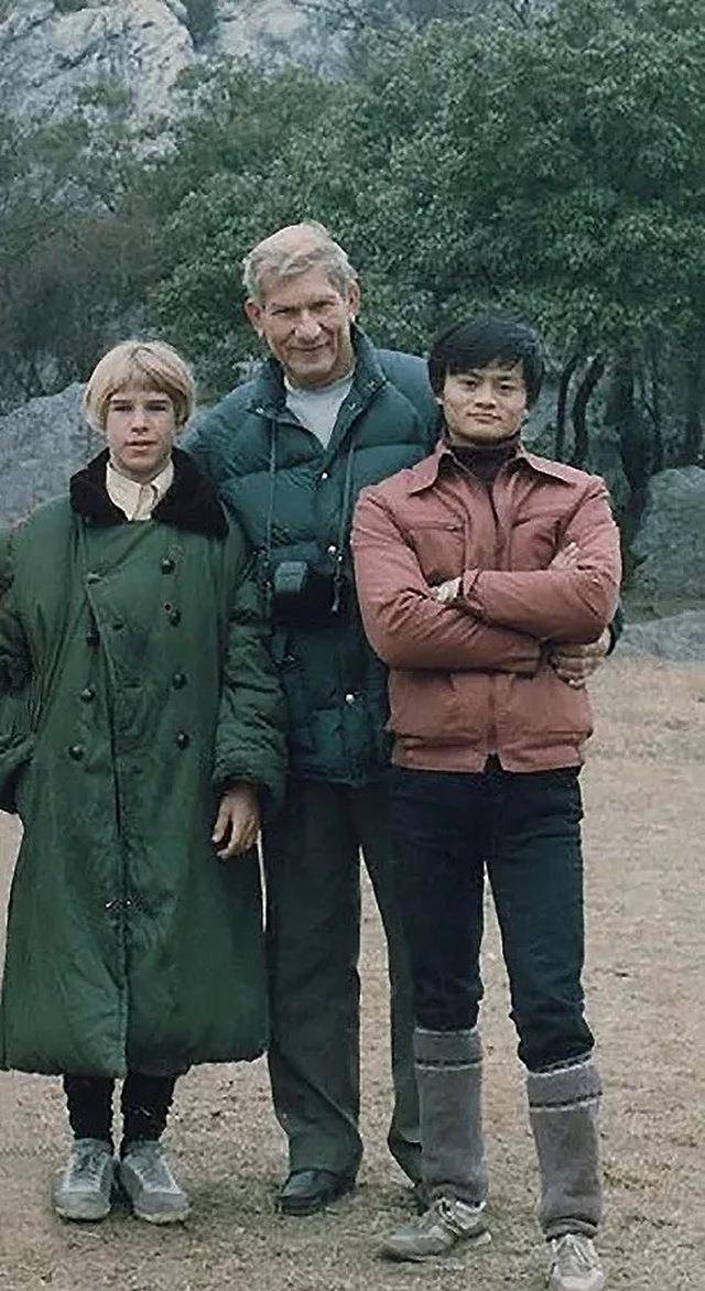 原创35年前这对父子每年资助马云400块上学如今马云用14亿来报答