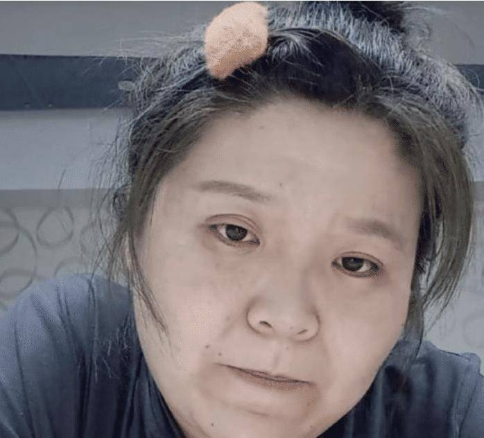 其实不过是一个20多岁的小姑娘,但言论极其低俗,为了流量,还抠脚,闻臭