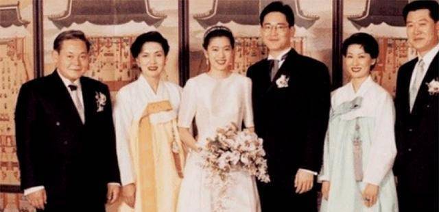 1998年,李在镕与林世玲举办了盛大的世纪婚礼,婚礼现场名流汇聚,二人