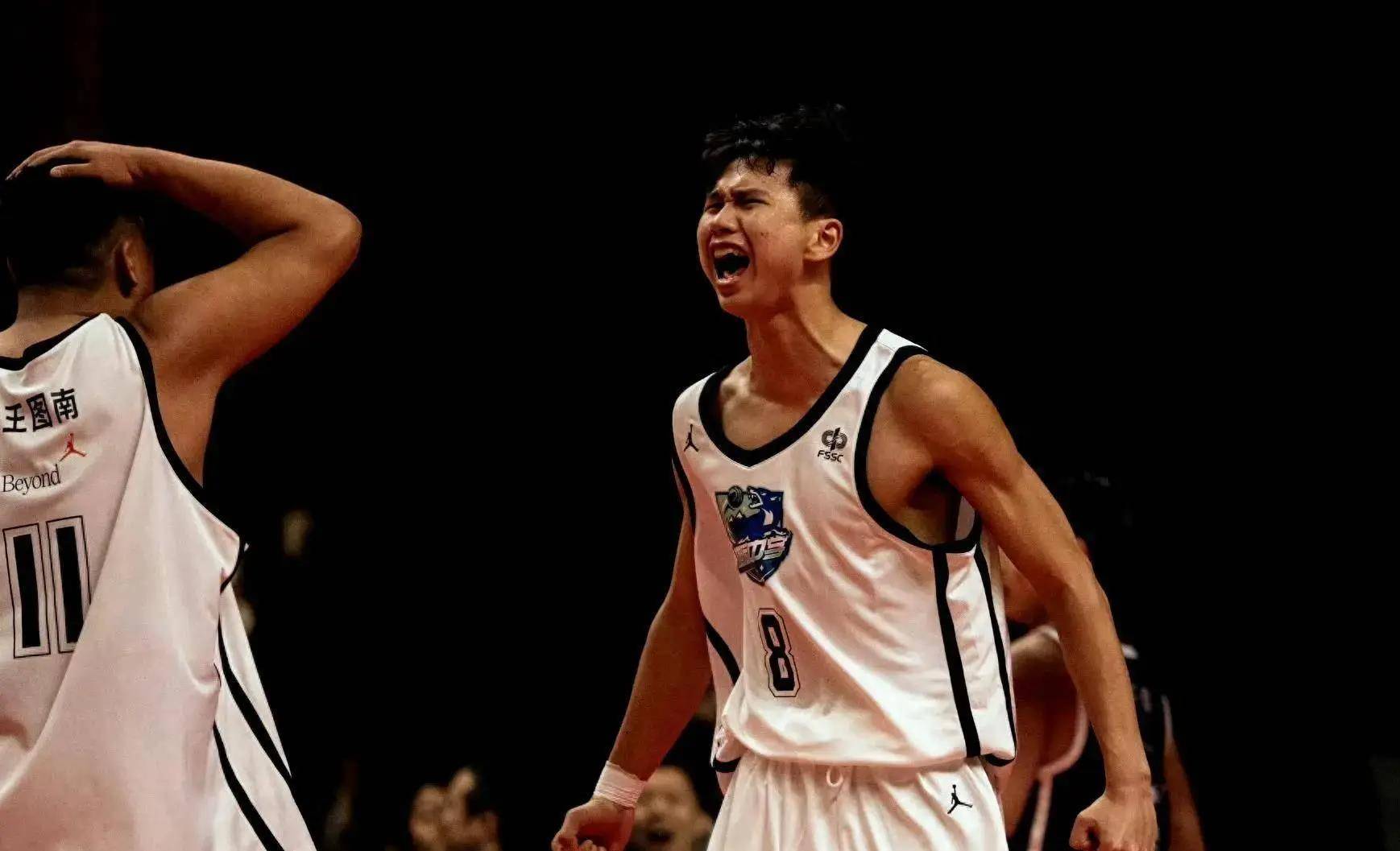 原创篮坛新星张文杰后卫线上的突破与领袖气质