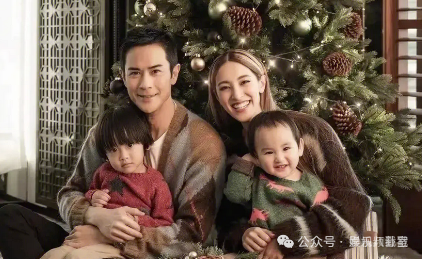 原创郑嘉颖老婆意外走光陈凯琳穿低胸吊带衣出席时装周网友这是刷存在