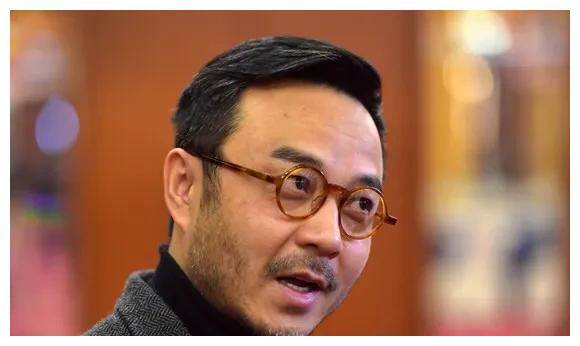 原创50岁汪涵最新近照胡子拉碴穿搭似小老头街头吃串接地气霸道