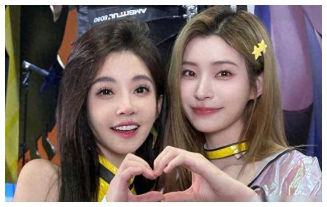 原创冯提莫16岁旧照曝光翻开初秋的青春篇章超凡蜕变