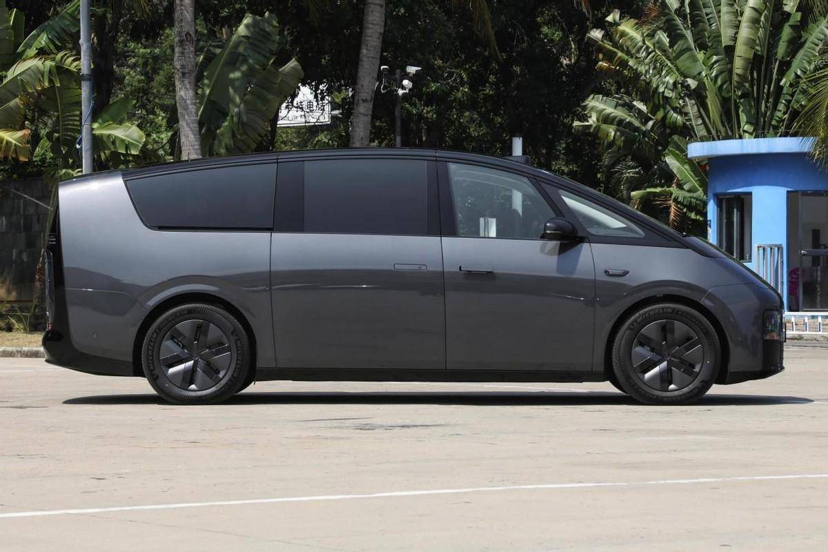 侧身来看,理想mega以5350/1965/1850mm的长宽高与长达3300m的轴距