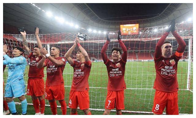 原创上港队与泰山队球员与教练的对比揭示联赛冠军之谜