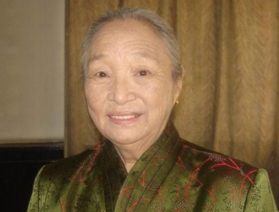 她是国家一级演员,因病去世千人送别,23岁孙子更是国人骄傲_柏青_明星