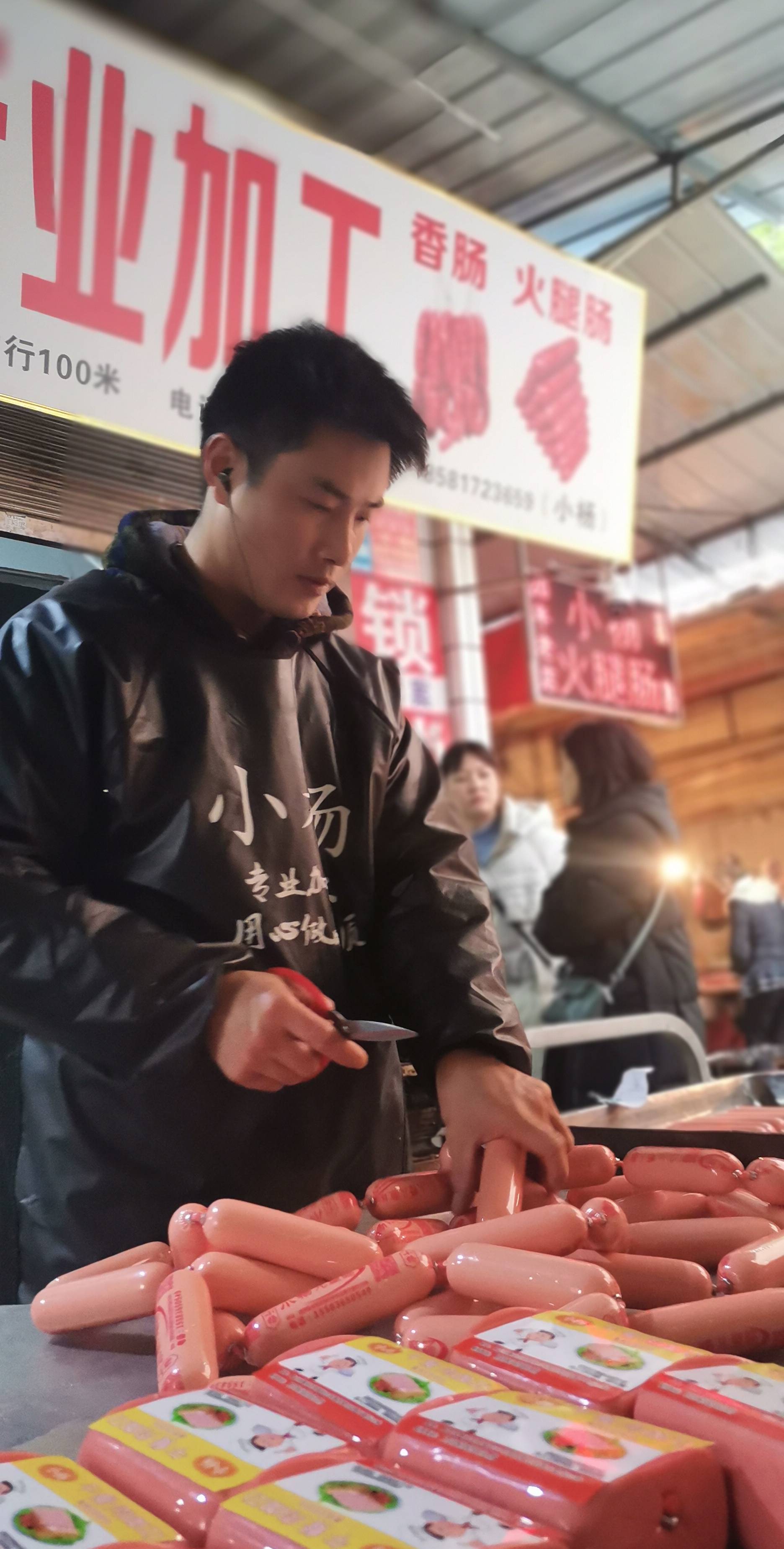 据该店业主黄燕介绍,他们的加工店位于顺庆西门车站巷口,为满足顾客