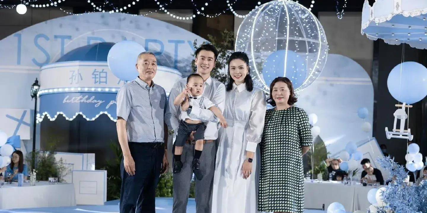 原创34岁曾春蕾福建安胎气质十足皮肤似少女男子开学校身价千万