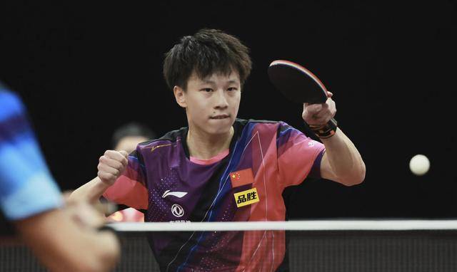 男单资格赛最终轮中,台北小将冯翊新对阵法国选手罗兰.