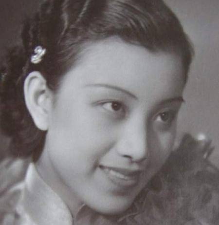 她是民国名媛,出生时头上无发,祖父起个好名,至今