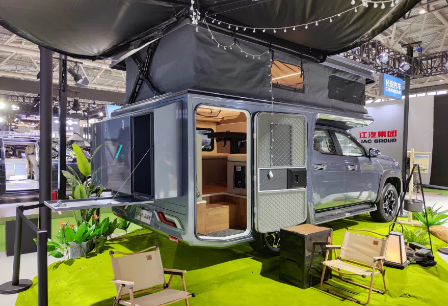 车内生活设施一应俱全,配备了房车专用分体式单冷空调,电暖风,1000w