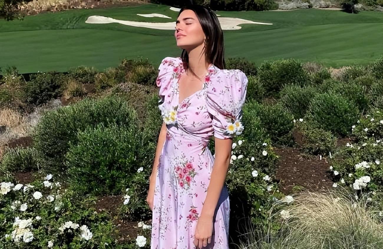 原创詹娜最新路拍照流出穿红裙秀美腿极品身材太养眼高贵又性感