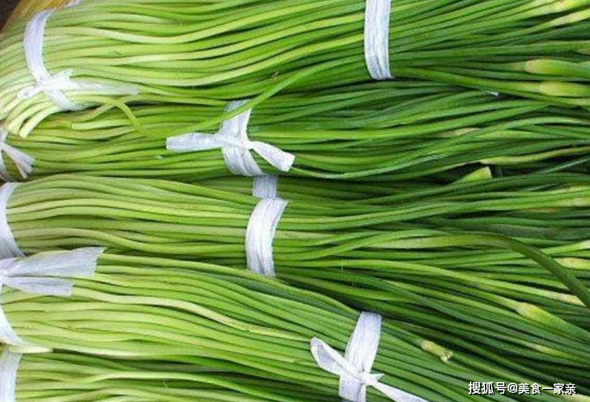 蒜苔千万别直接下锅炒,30年大厨:学会这3个小秘诀,更香更嫩_蒜薹_处理