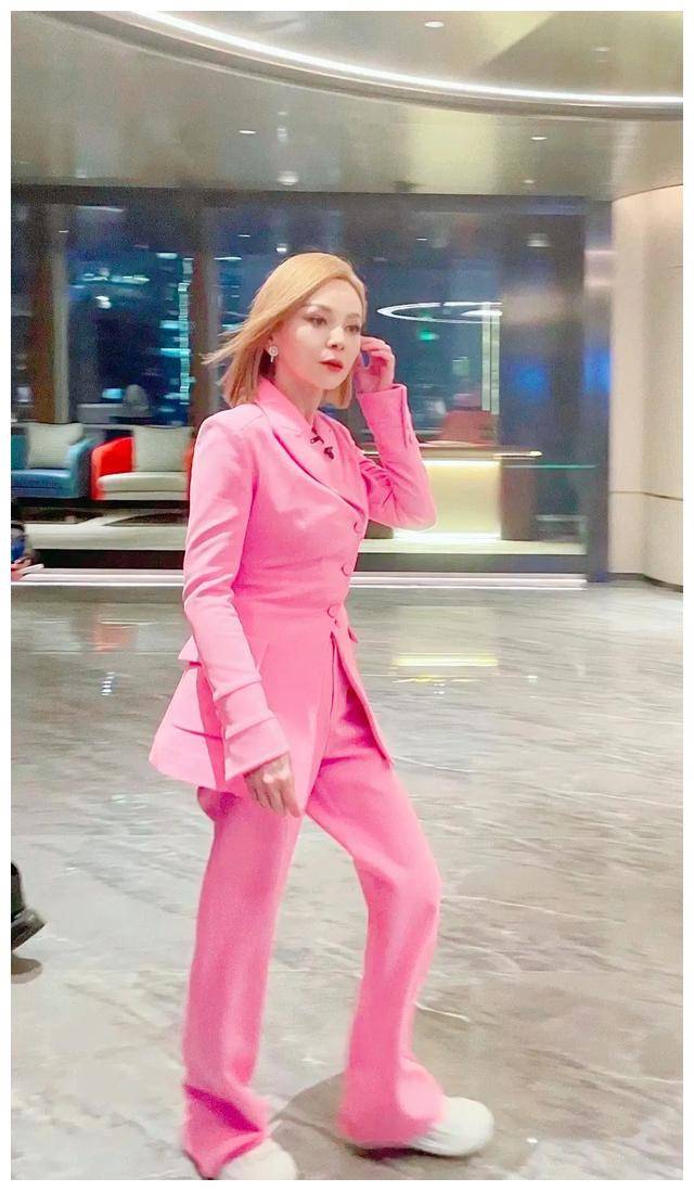 浪姐现场惊艳王琳秒变少女,芭比粉西装引网友惊艳!_节目_魅力_姐姐