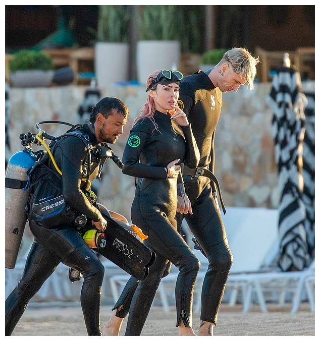 梅根福克斯与男友墨西哥度假展示泳装魅力拜潜水教练学艺