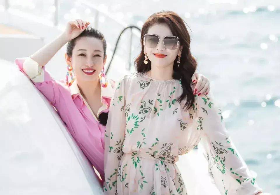 拥抱胜似千言揭秘秦海璐与刘涛那些不为人知的姐妹情深