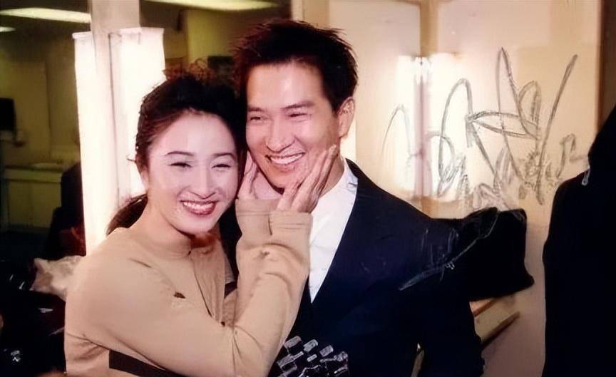 原创张家辉相伴妻子30年从无绯闻恩爱如初多少明星夫妻羡慕不来