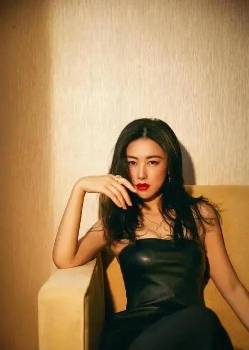 原创朱珠艳而不妖身材时尚玲珑让人一眼万年不愧是知性优雅女神